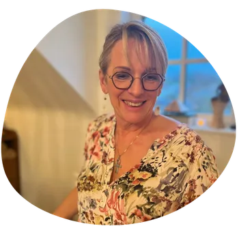 Portrait de Véronique Tumson, souriante